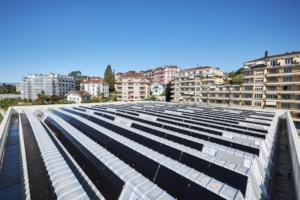 Kunstquartier Lausanne in der Schweiz Photovoltaikmodule auf komplexer Dachstruktur