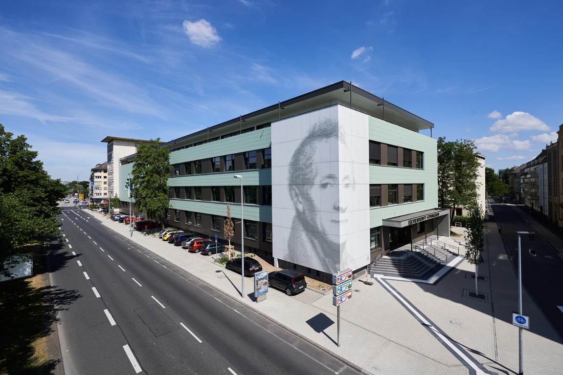 Eichendorff Gymnasium Fassade mit Siebdruck-Porträt von Joseph von Eichendorff auf weißen Eternitplatten