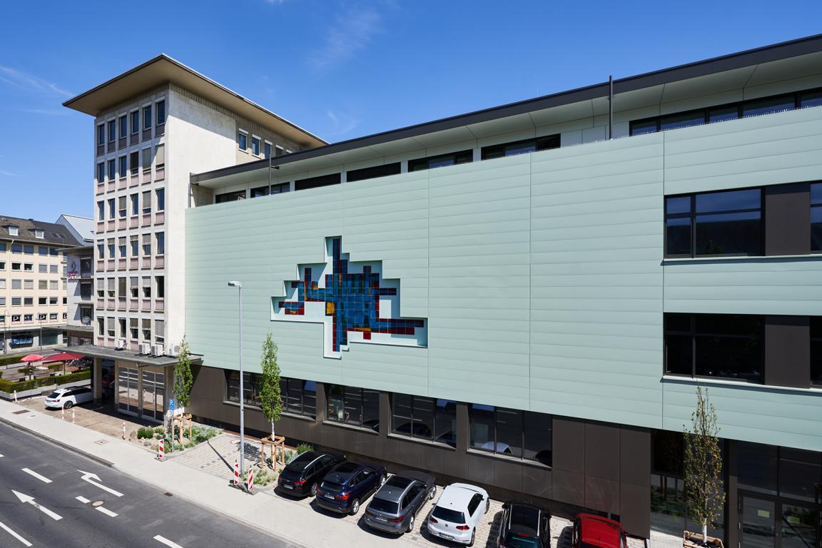 Fliesenmosaik eines lokalen Künstlers bei Sanierung des Schulgebäudes in neue Fassade integriert